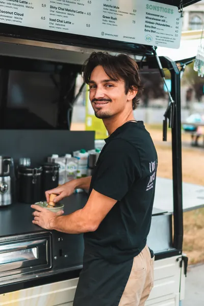 Matcharista bereitet frischen Matcha direkt am mobilen Setup zu