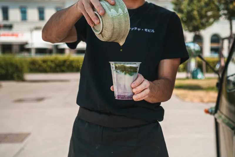 Detailaufnahme eines Signature Matcha Drinks als hochwertiger Marken-Touchpoint
